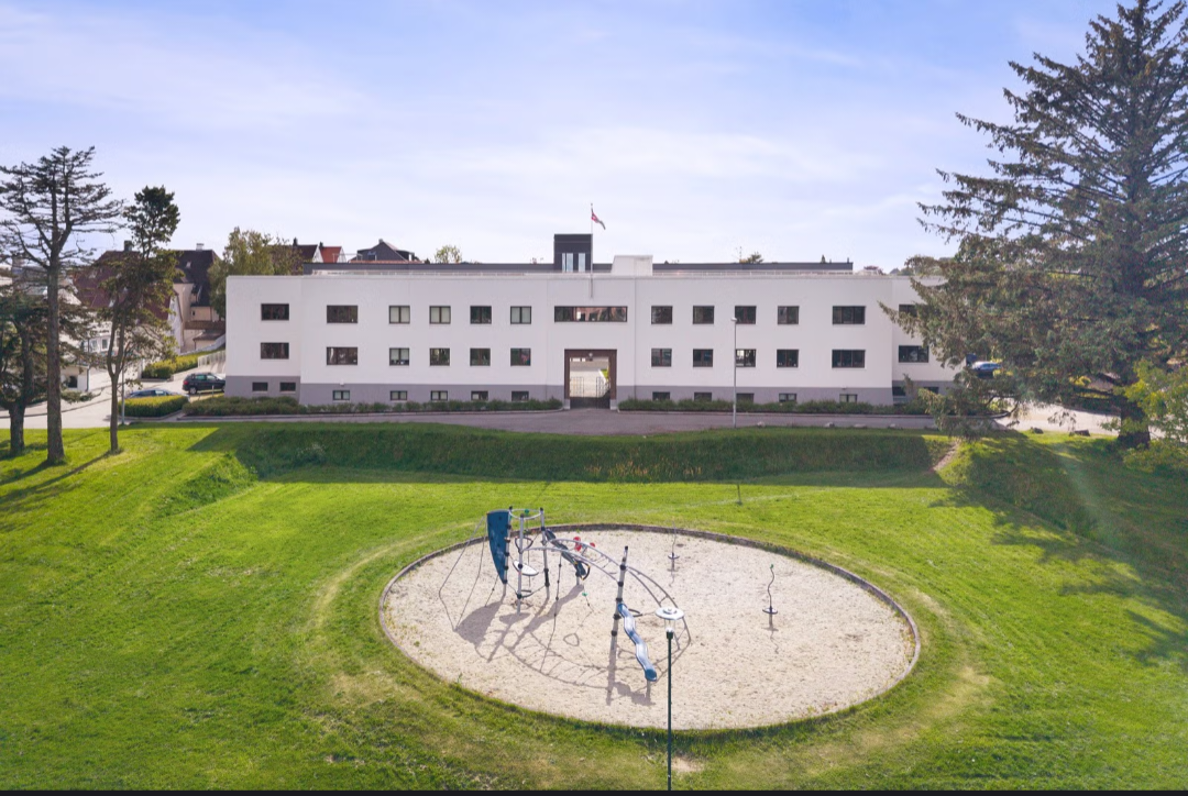 Dagligvarehandelen kan gjøres på Coop Prix, Rema 1000 Byterminalen eller Helgø Meny Herbarium, 3 min gang avstand. Galleribilde