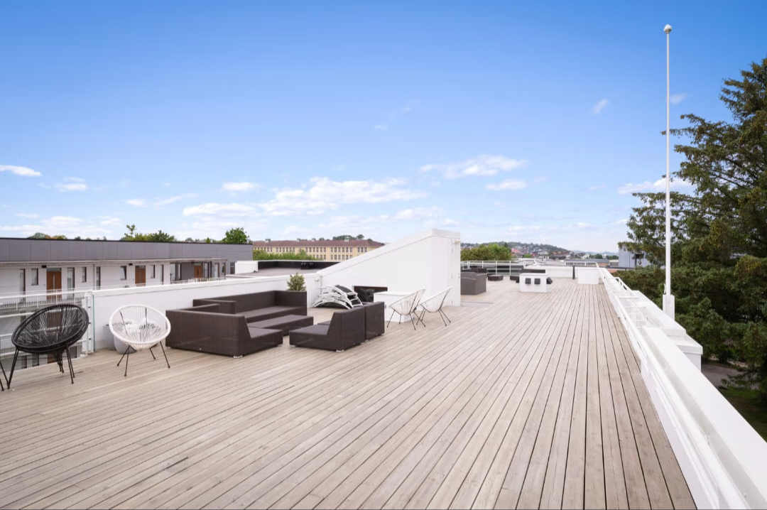 Sameiet har en felles, stor takterrasse med flotte solforhold og vidstrakt utsikt over byen, du har direkte adkomst til takterrassen. Galleribilde