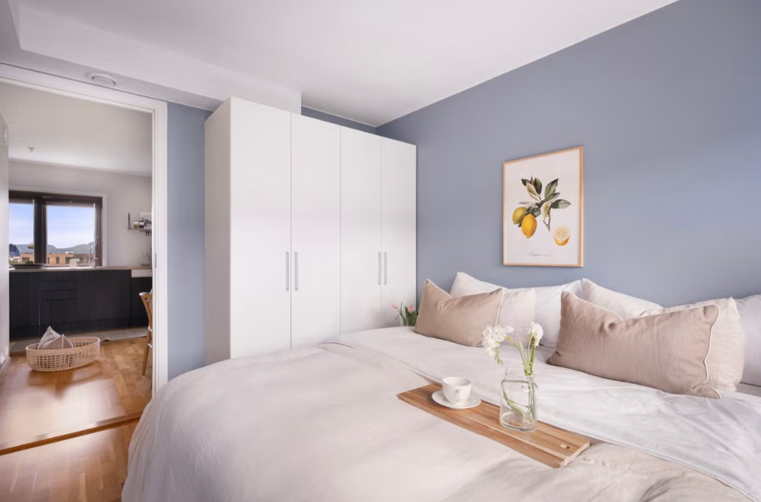 Her er det god plass til dobbeltseng, nattbord og garderobeskap, som gir ryddige oppbevaringsmuligheter Galleribilde