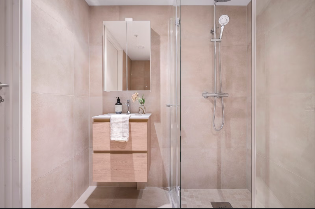 Det lyse og delikate badet er nytt fra 2025 og er utført av fagfolk Galleribilde