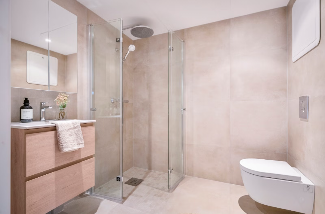 Rommet er renovert med nytt sluk, nye fliser og malt gips i taket, noe som gir et rent og helhetlig uttrykk. Galleribilde