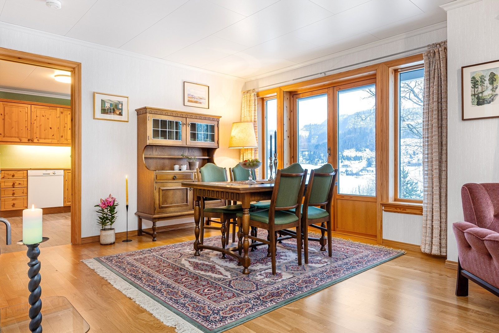 Stuen er romslig, utgang til terrassen og hagen Galleribilde