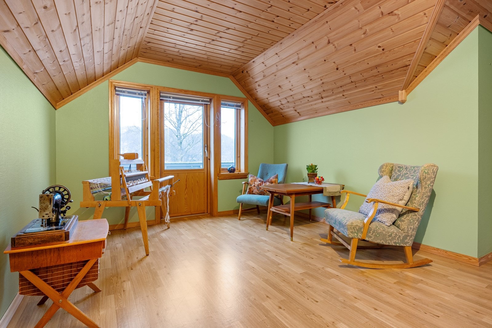 Lys og trivelig loftsstue med utgang til balkong Galleribilde