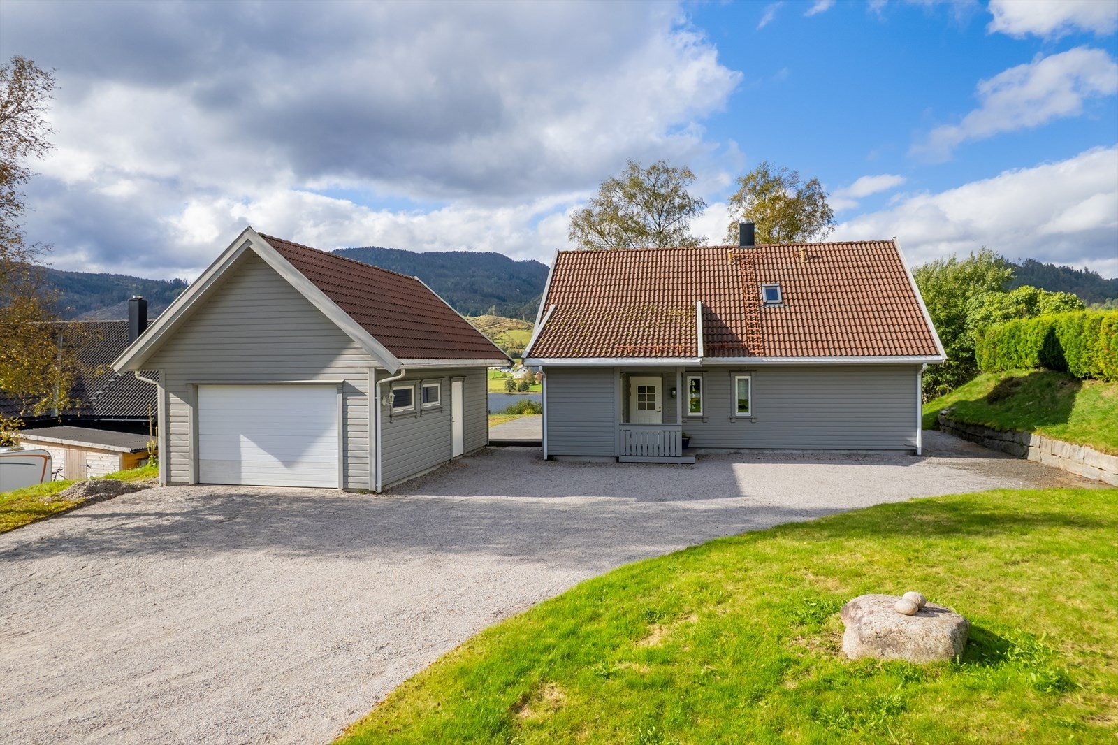 Gruset innkjørsel med gode parkeringsmuligheter Galleribilde