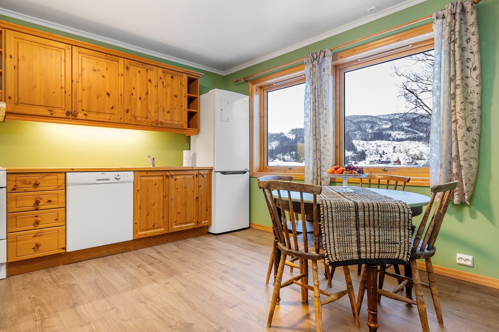 Kjøkken har god plass til spisebord Galleribilde