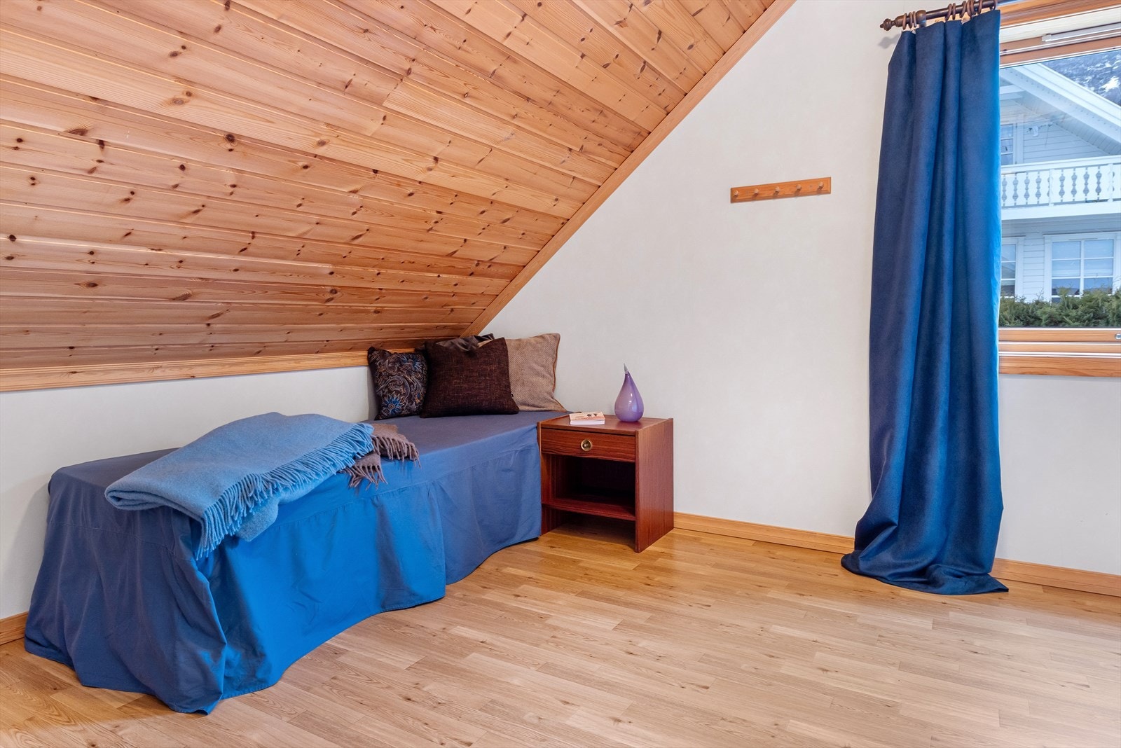 Soverom med skyvedørsgarderobe Galleribilde