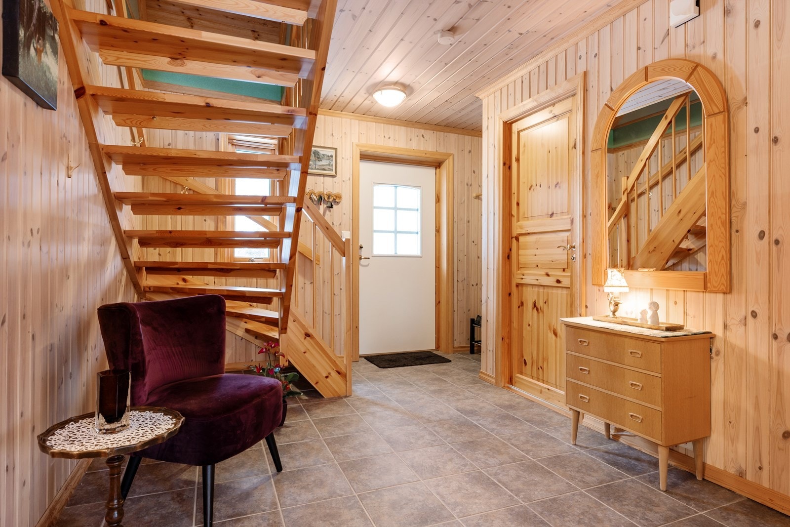 Entrè er romslig med god plass til oppbevaring av klær og sko Galleribilde