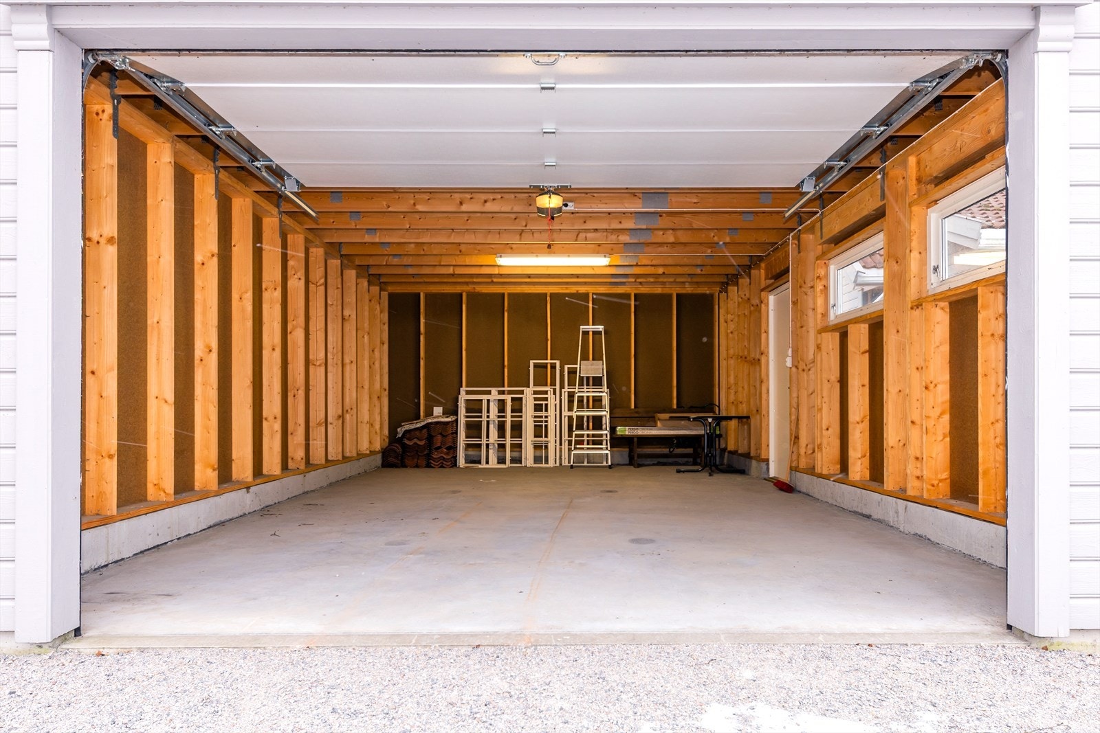 Garasje med elektrisk portåpner Galleribilde