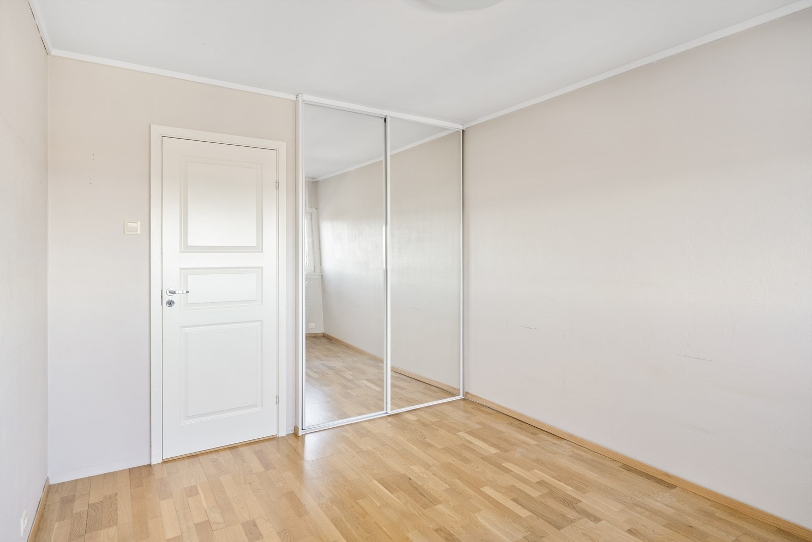 Her er det stor skyvedørsgarderobe med god oppbevaringsplass. Galleribilde