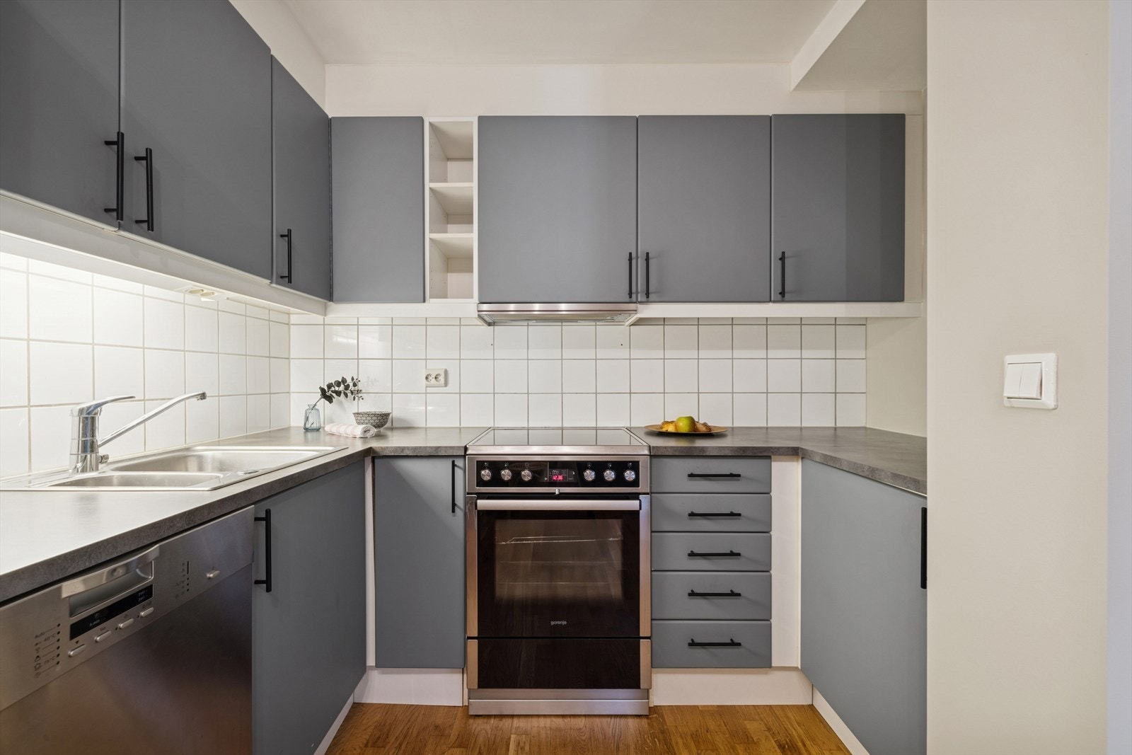 Kjøkkenet er innredet i en praktisk form og har godt med skap- og benkeplass. Galleribilde