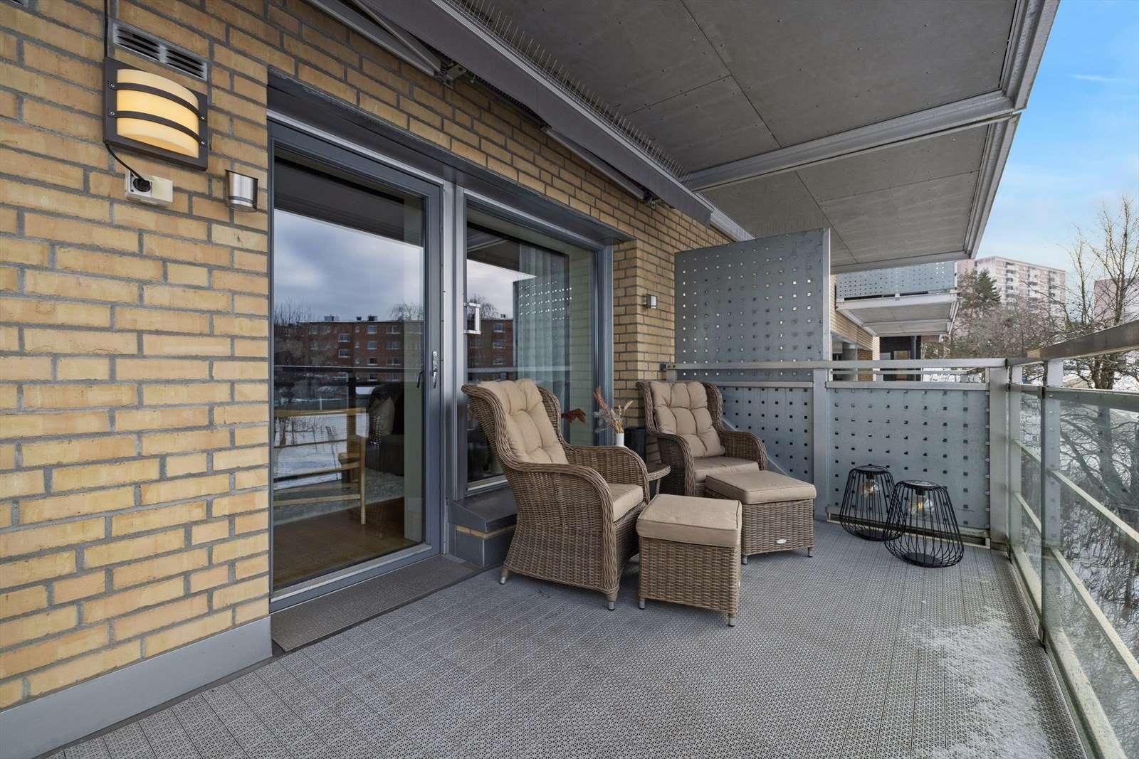 Her er det rikelig med plass til utemøbler og balkongen egner seg godt for avslapning og hyggelige stunder utendørs. Galleribilde