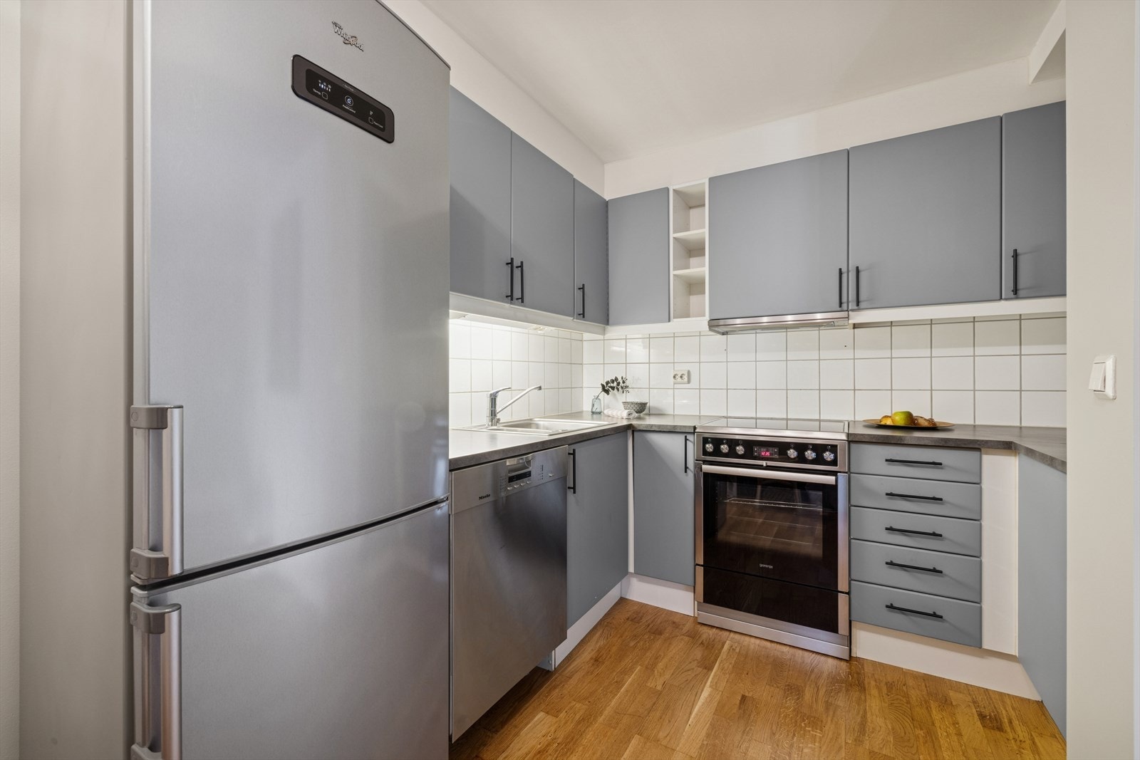 Av hvitevarer er kjøkkenet utstyrt med kjøl/fryseskap, oppvaskmaskin og komfyr. Galleribilde