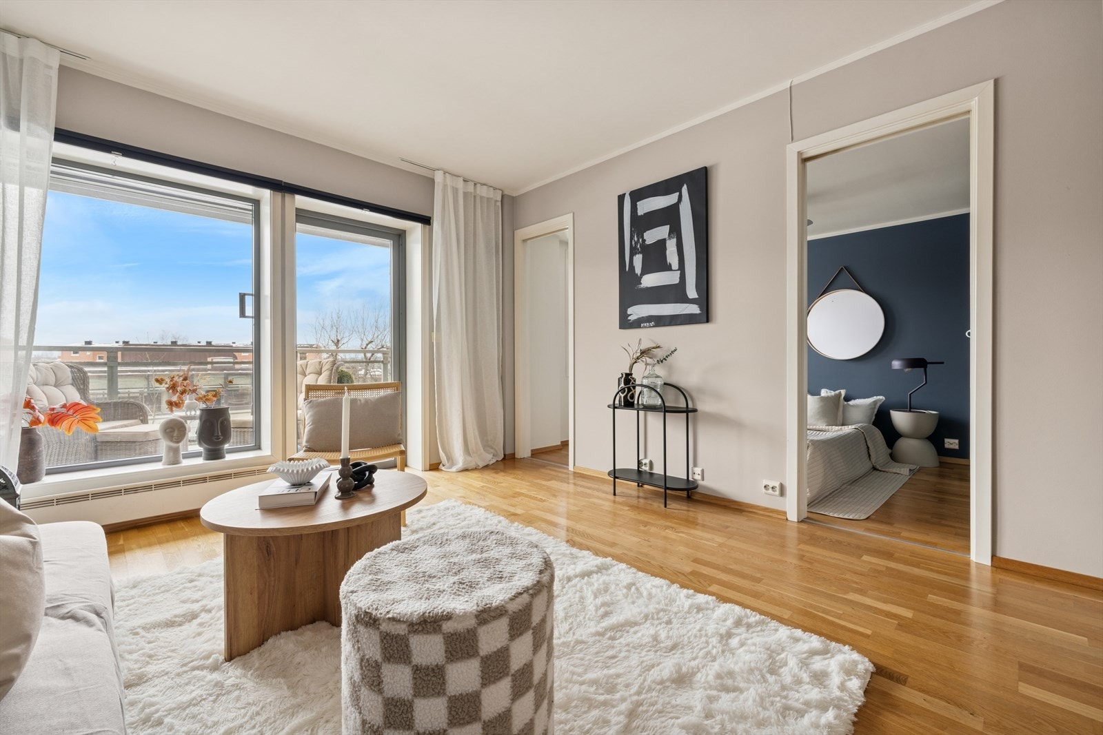 Stuen har store vindusflater som slipper inn rikelig med naturlig lys og gir rommet en lys og luftig følelse. Galleribilde