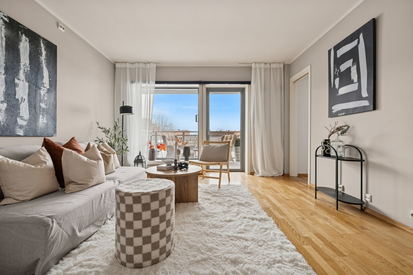 Stuen er lys og luftig, med en praktisk og møbleringsvennlig planløsning. Galleribilde