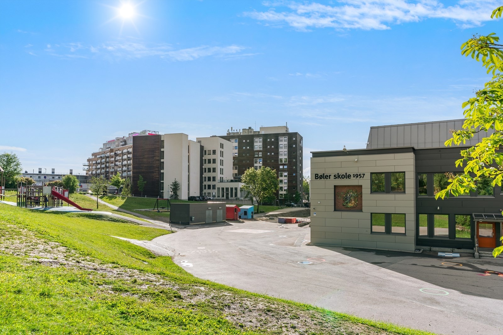 Fra leiligheten er det ca. 4 min gangavstand til Bøler skole. Galleribilde