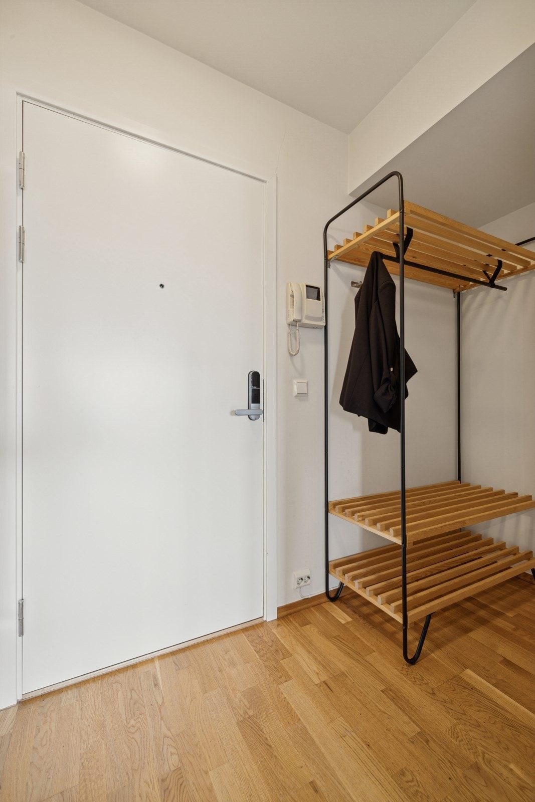 Entréen er lys og praktisk med god plass til oppbevaring av sko og yttertøy. Det er også en ekstern bod vegg i vegg med leiligheten, på samme etasje plan. Galleribilde