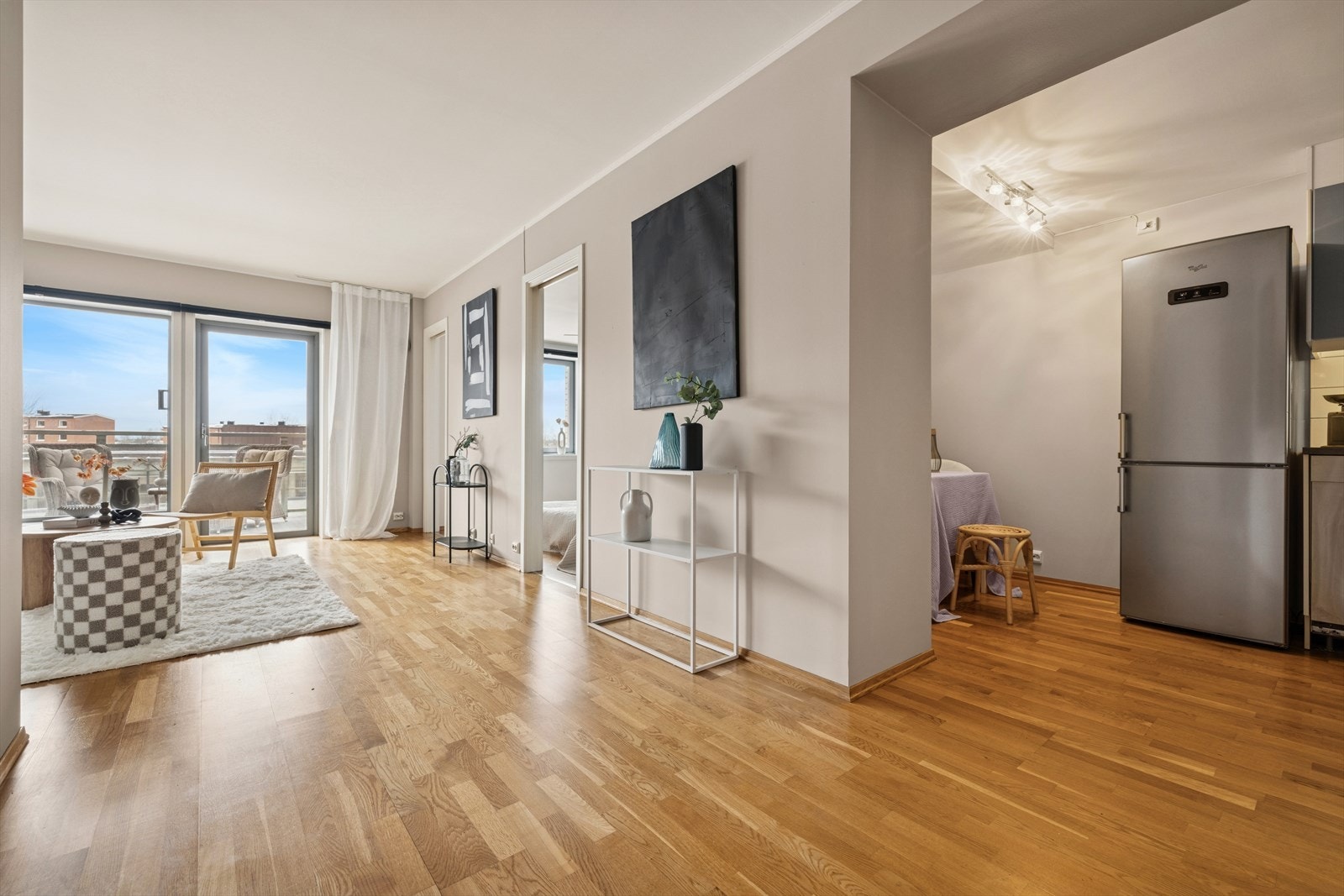 Det er delvis åpen løsning mellom kjøkken og stue. Galleribilde