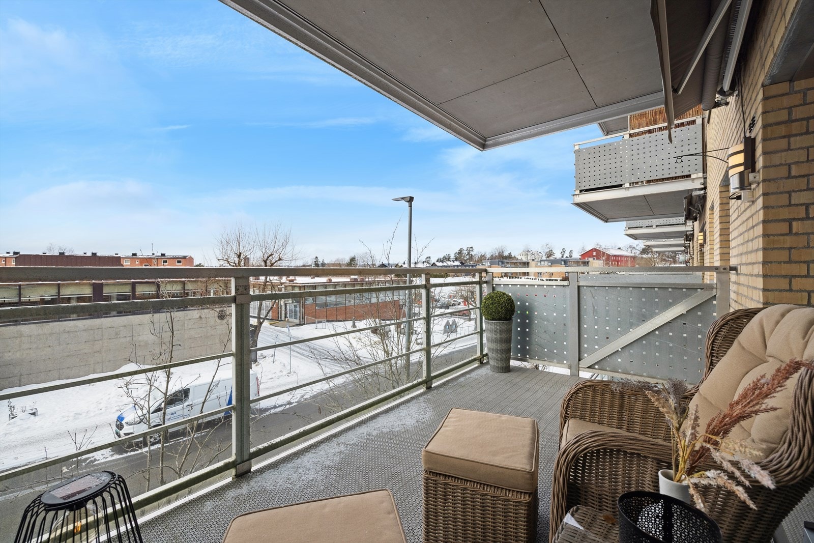 Fra stuen er det direkte utgang til en av leilighetens fineste kvaliteter: en stor balkong med gode solforhold. Galleribilde