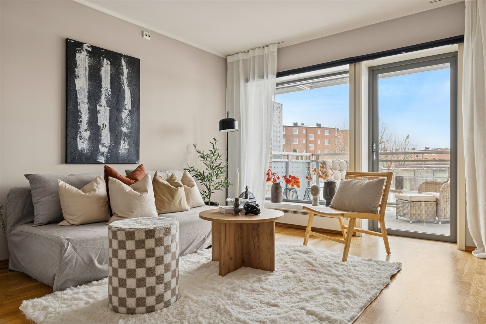 Dette er en lys 2-roms på Bøler senter m/god planløsning. Stor balkong. Heis i bygget. Ingen forkjøpsrett. Galleribilde