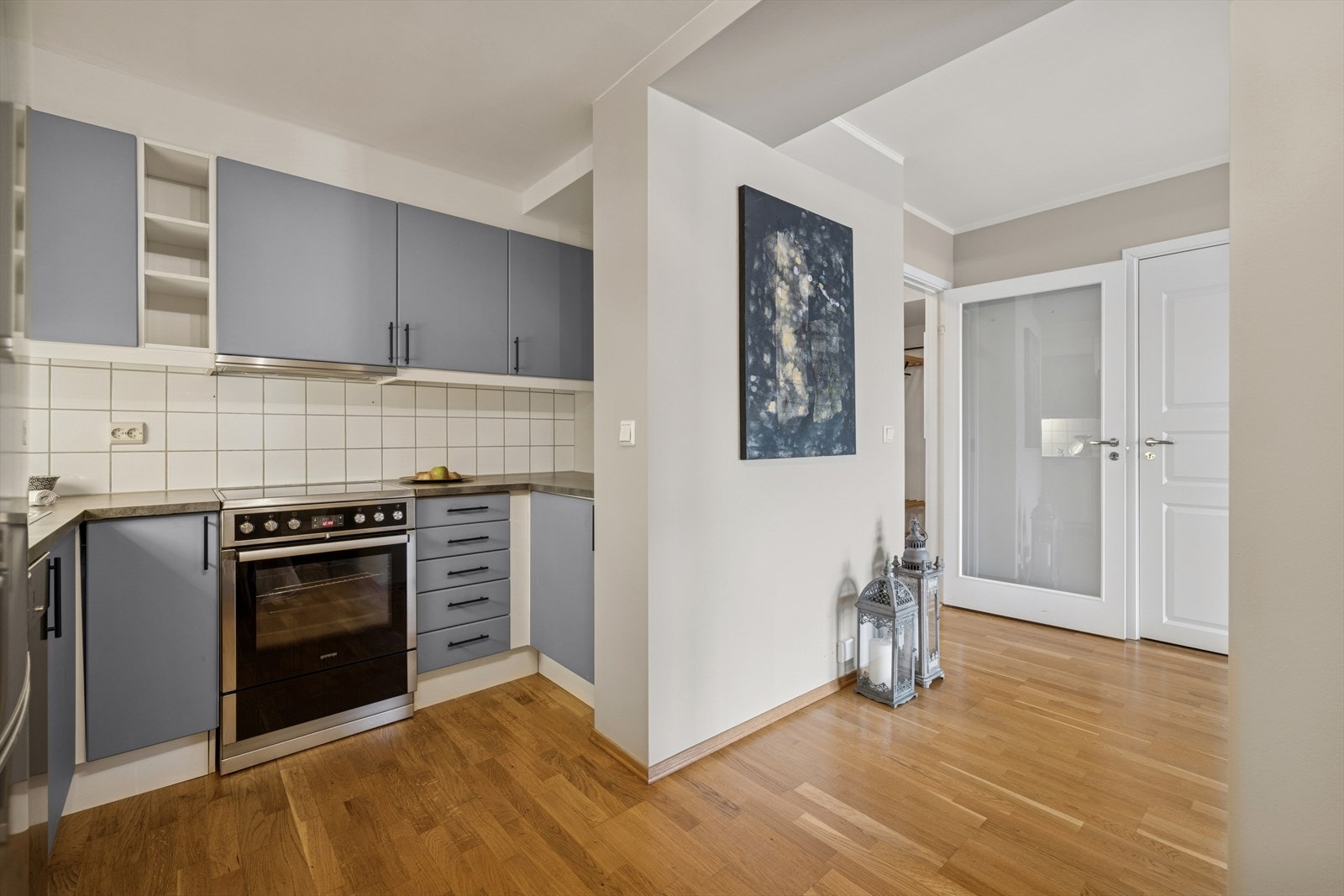 Kjøkkenet fra 2005 har en innredning med glatte fronter og benkeplate i laminat. Galleribilde