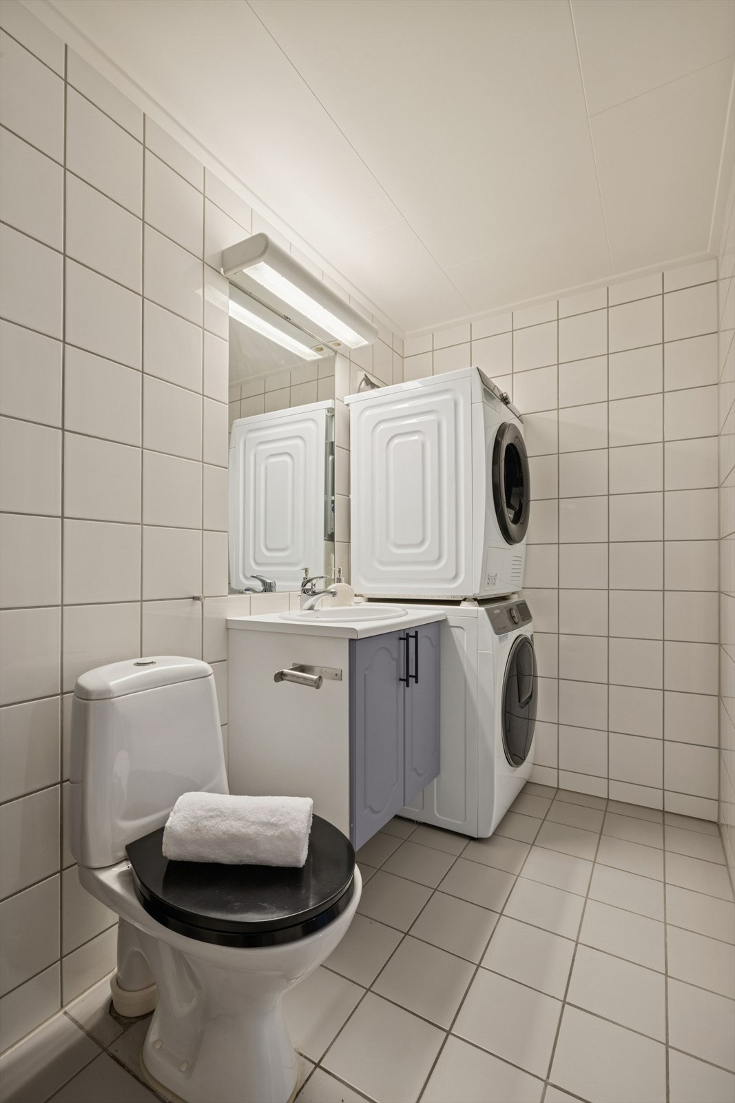 Badet er fra ca. 2005 og har fliser på både vegger og gulv, med elektriske varmekabler i gulvet. Galleribilde