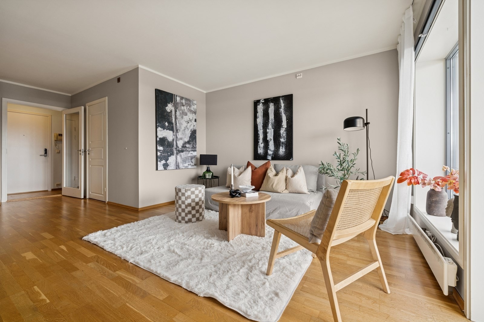 Det er parkett på gulvet, og veggene er malt i tidsriktig farge. Galleribilde