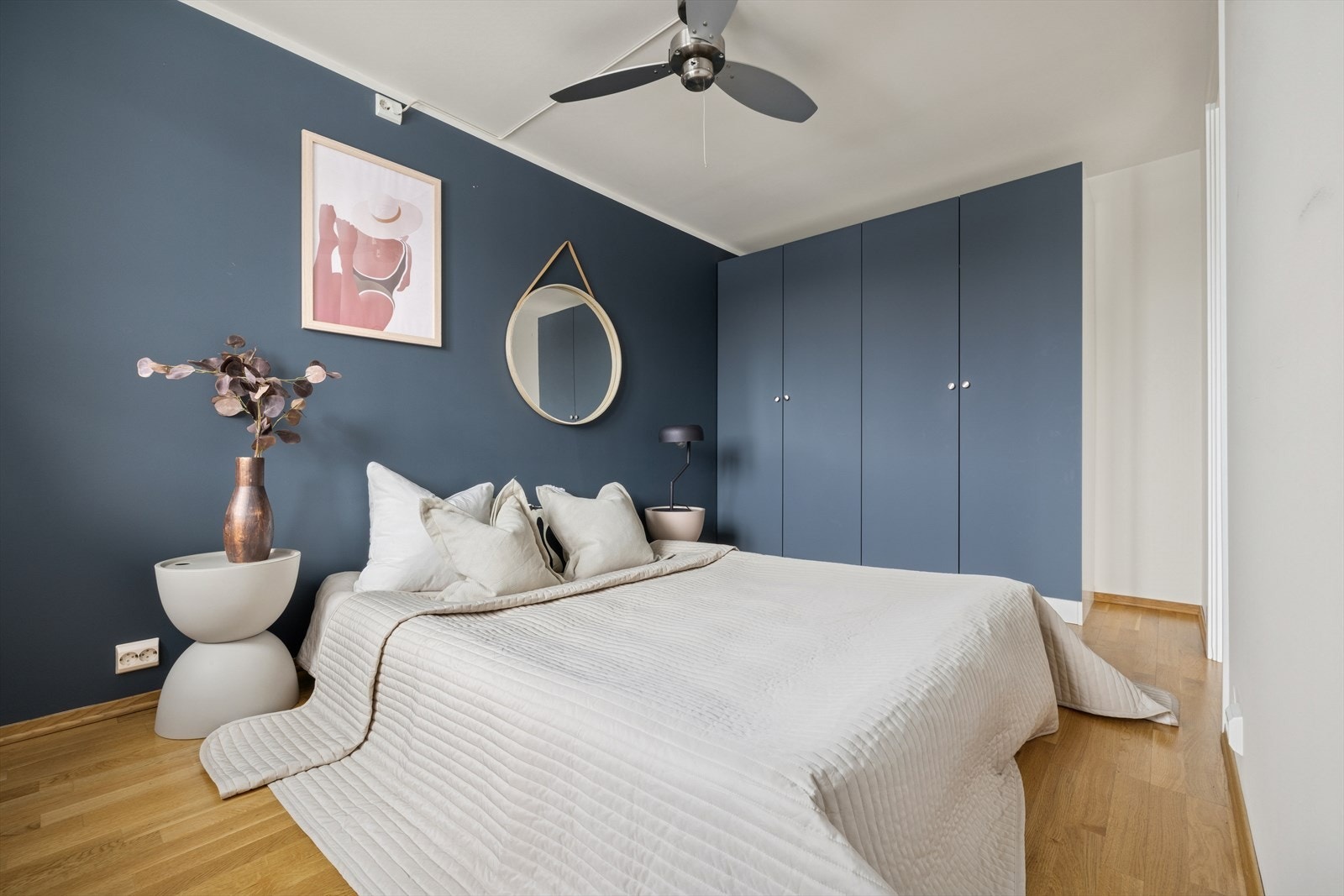 Soverommet byr på god plass til dobbeltseng, nattbord og øvrig møblement. Galleribilde