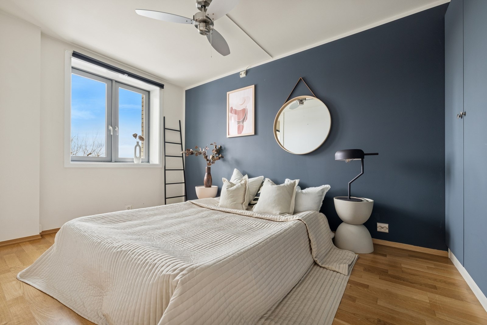 Leiligheten har et romslig soverom med adkomst fra stuen. Galleribilde