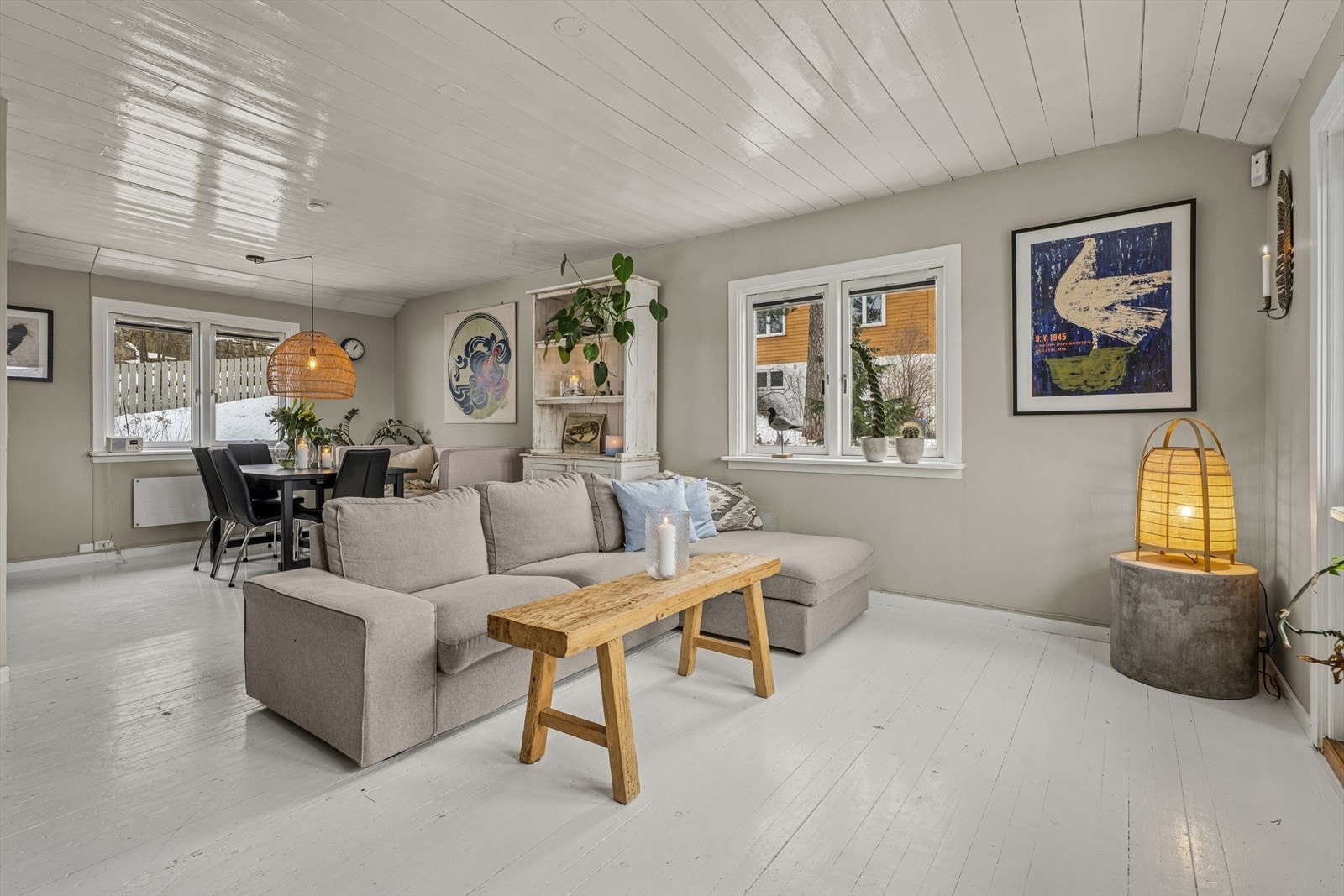 Vel inne i boligens 2. etasje ligger stuen og kjøkkenet i en åpen løsning- et sosialt og innbydende oppholdsrom med gjennomgående god standard Galleribilde