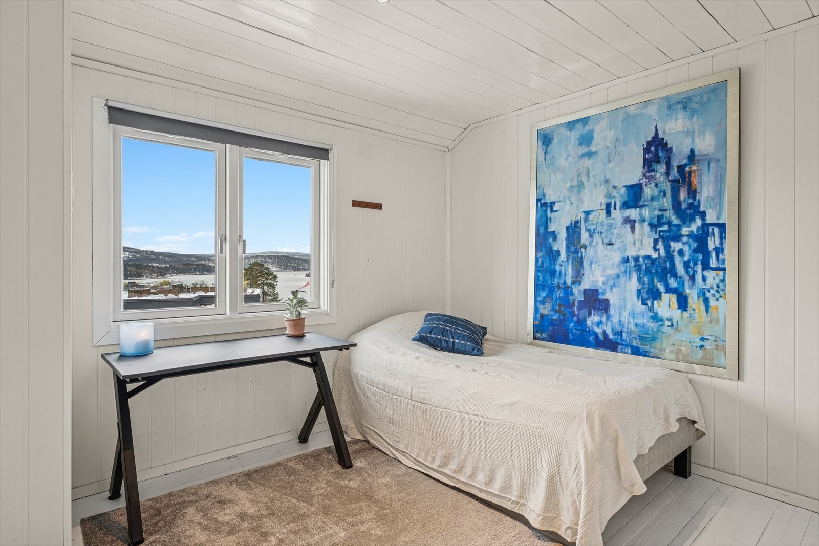 Boligen har tre soverom, hvorav to ligger i 2. etasje (mulighet for 3) og ett i 1. etasje. I tillegg finnes det et innredet rom i underetasjen Galleribilde