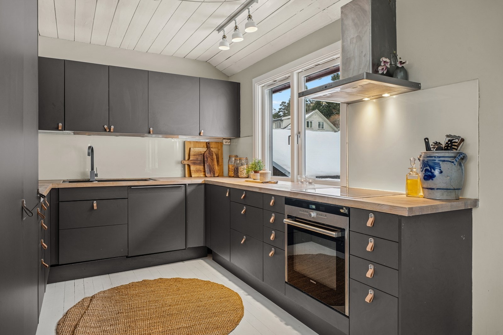 Den praktiske, vinkelformede utformingen gir godt med oppbevaringsplass gjennom en kombinasjon av skuffer og skap Galleribilde