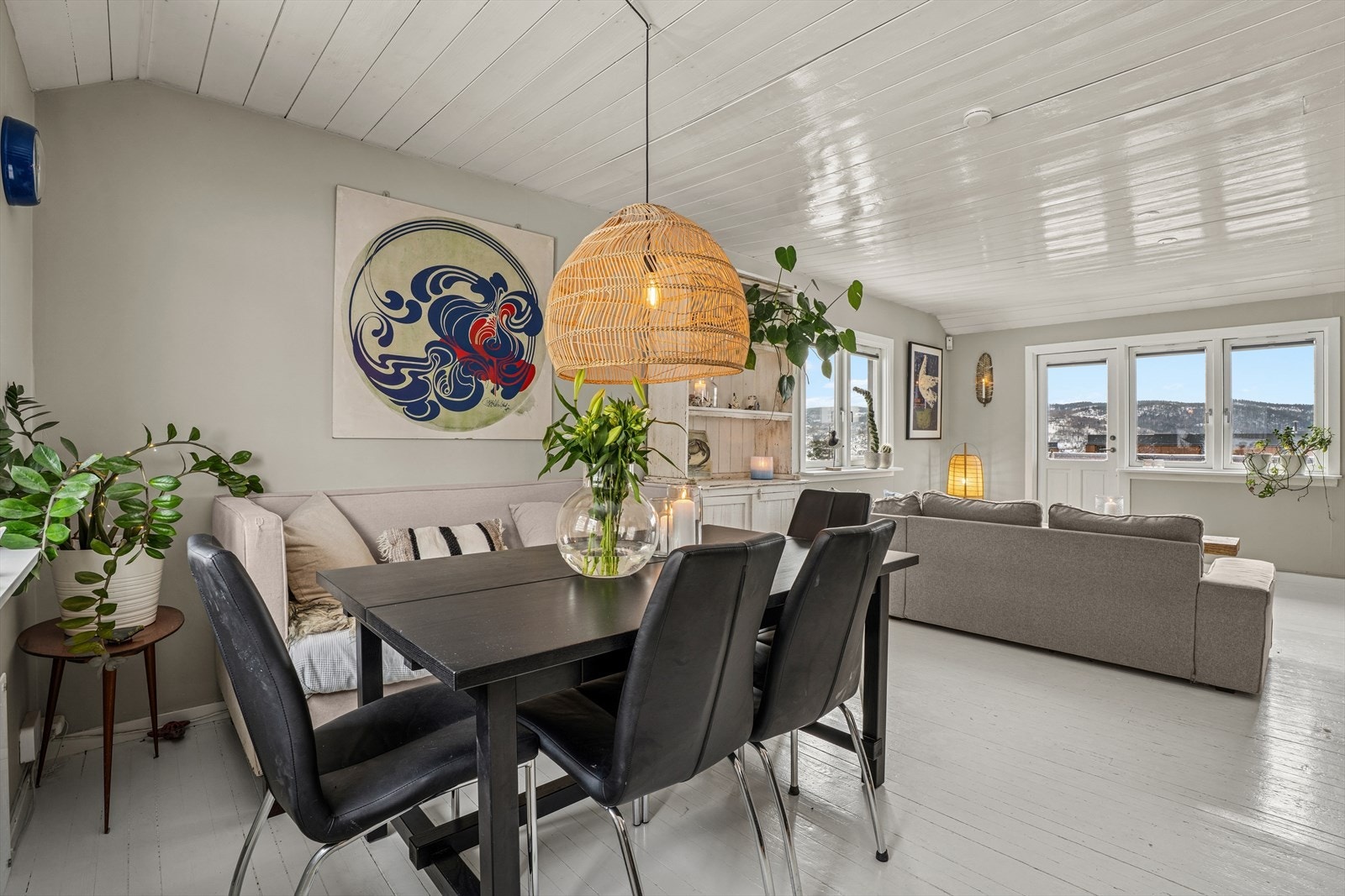 Fra stuen er det terrassedører ut til hyggelig balkong med nydelig utsikt over Oslofjorden Galleribilde