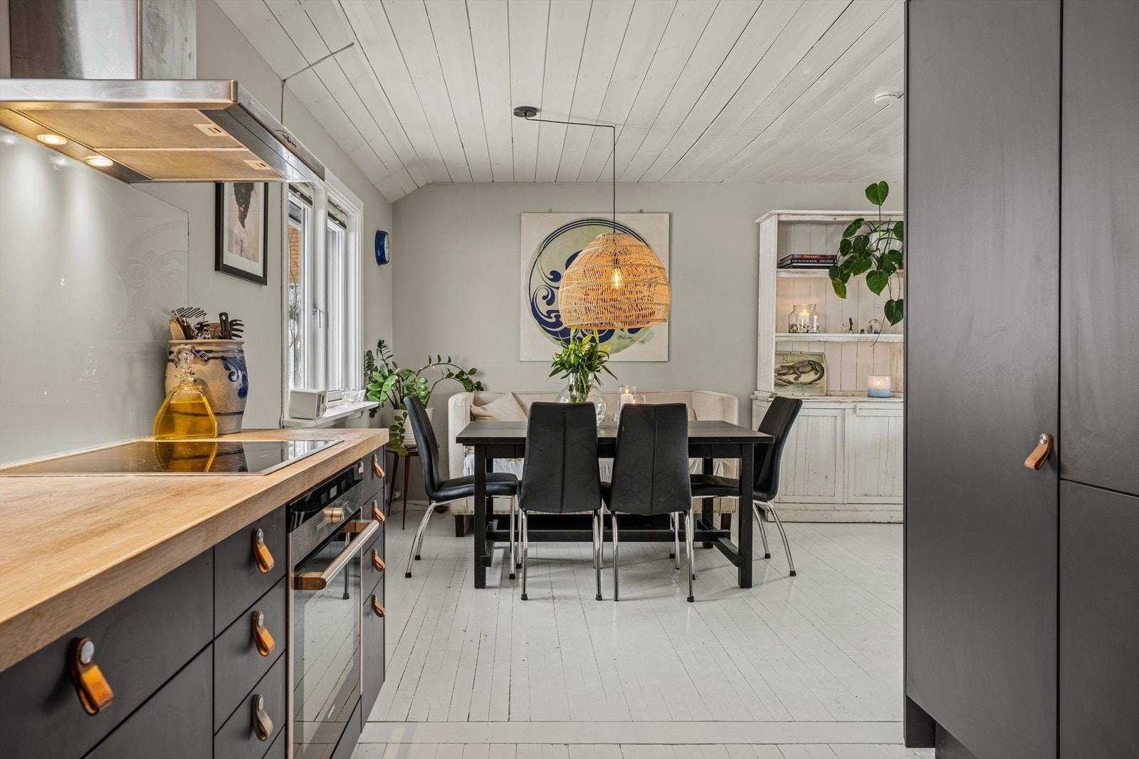 Kjøkkenet er opprinnelig fra byggeåret, men fikk nye Norema-fronter i 2014 Galleribilde