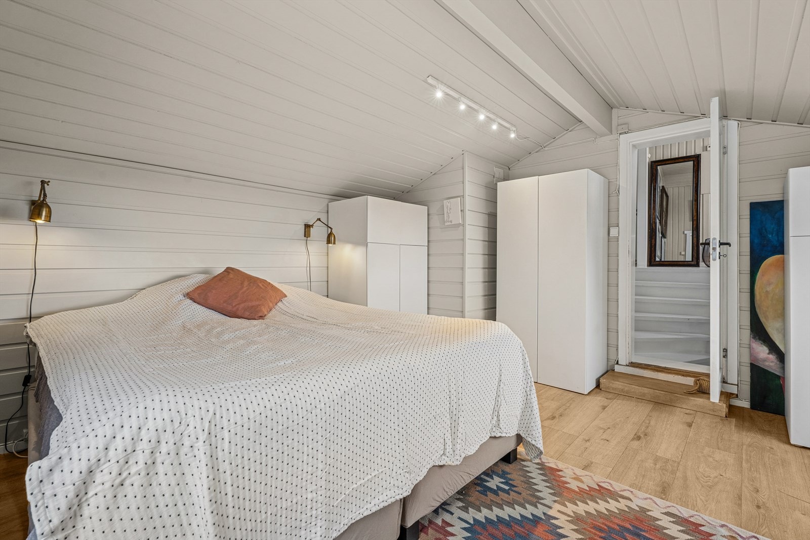 Soverommene er gjennomført i lyse og tidløse farger, og store vindusflater slipper inn rikelig med naturlig lys Galleribilde