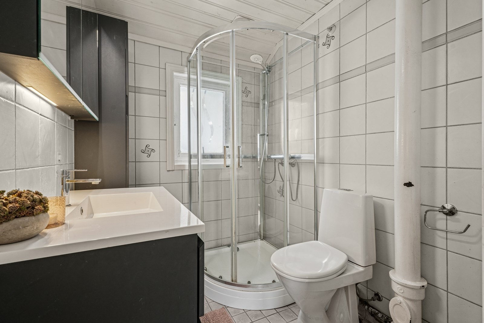 Badet ligger i 2. etasje og er fra 1998, kombineres som vaskerom Galleribilde