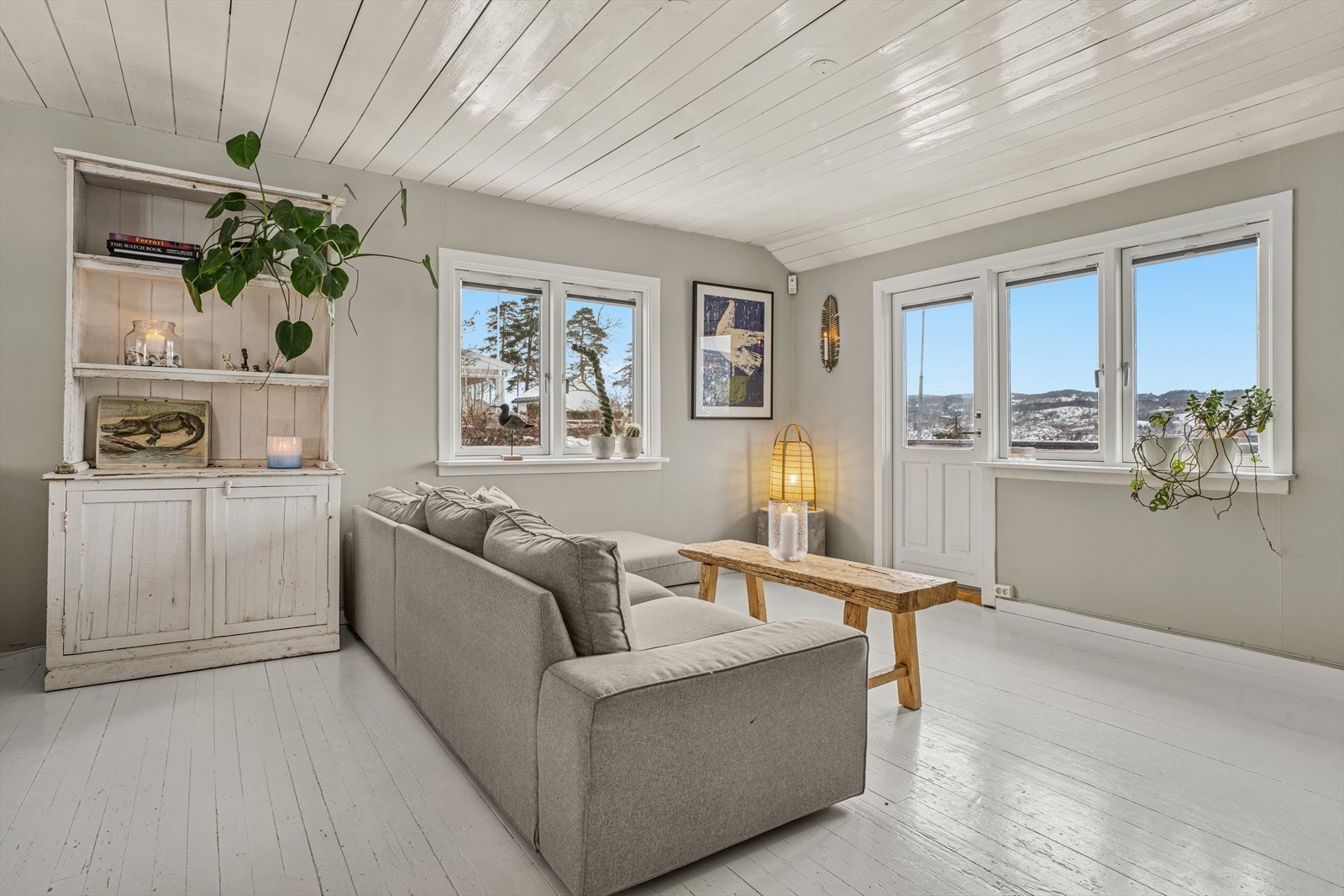 Gulvet er belagt med klassisk, malt tregulv, malt panel i himling og de lyse veggene sammen med store vindusflater slipper inn rikelig med dagslys Galleribilde