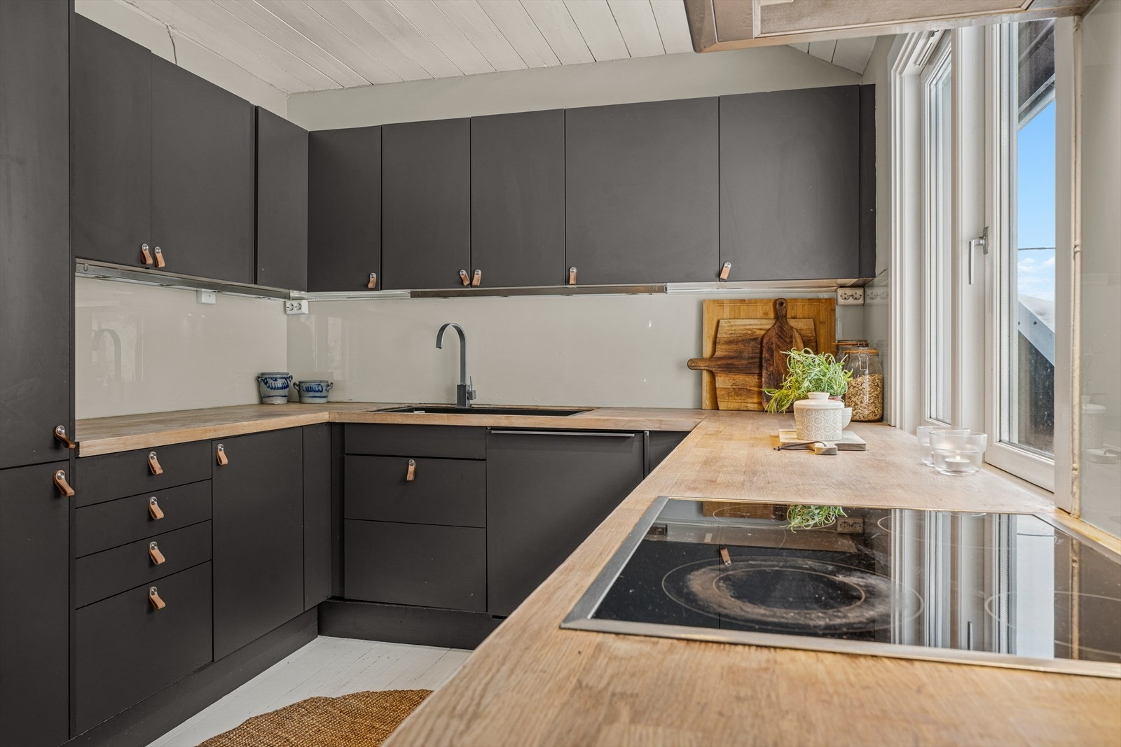 Kjøkkeninnredningen har avsatt plass til hvitevarer som inkluderer platetopp, stekeovn, oppvaskmaskin og kombiskap (kjøl/frys) Galleribilde