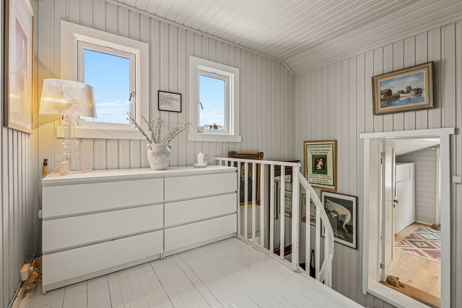 Det er malt tretrapp mellom etasjene Galleribilde