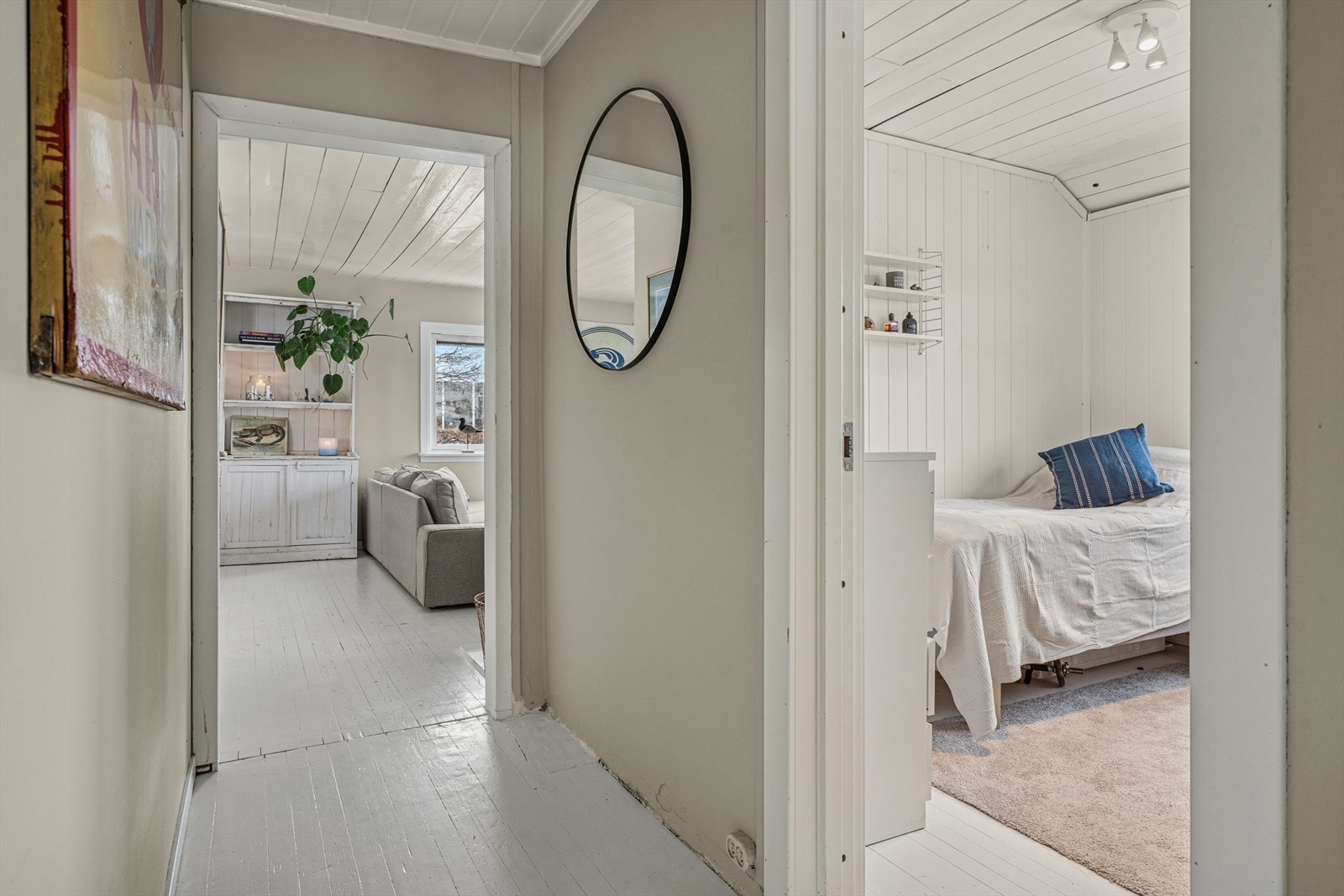 Boligen byr på en sjarmerende og funksjonell planløsning over to etasjer, med både mellometasje og underetasje Galleribilde