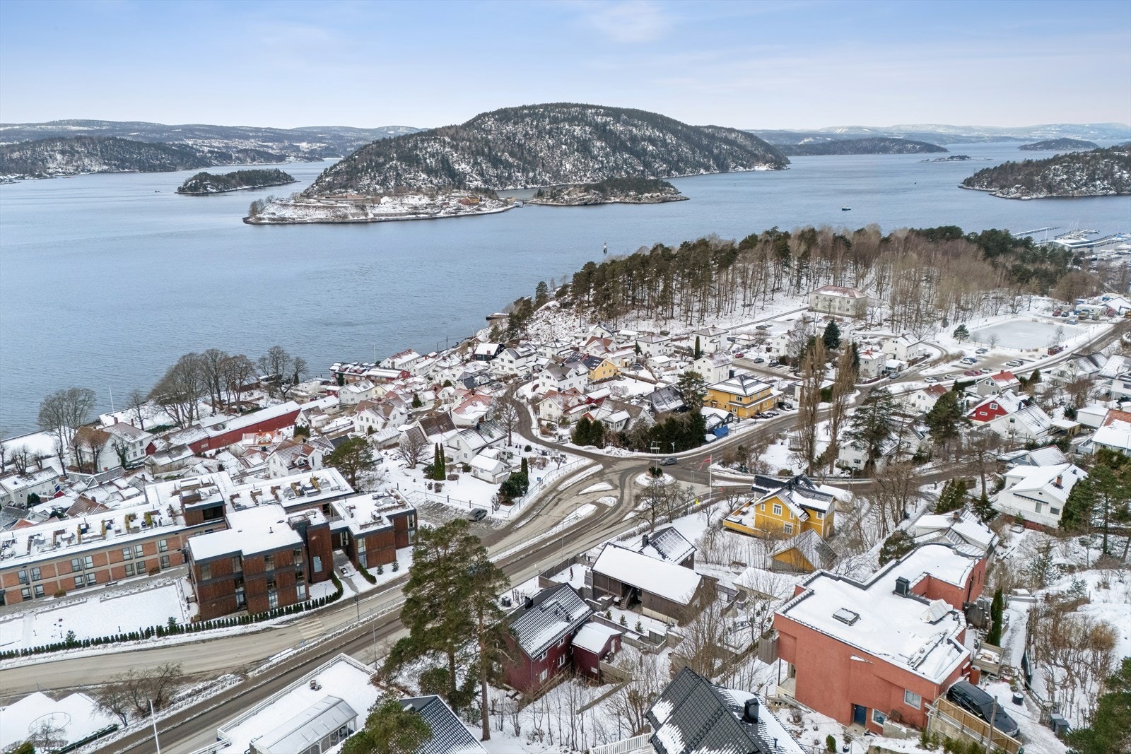Eiendommen ligger i et attraktivt og etablert boligområde midt i Drøbak sentrum, med skoler, barnehager og sentrumsgater i kort gangavstand Galleribilde