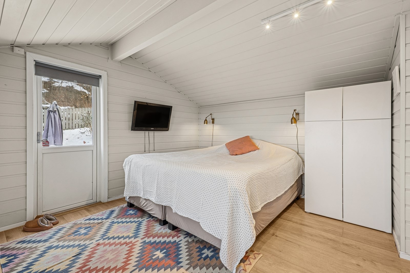 Hovedsoverommet i 1. etasje har direkte adkomst til boligens markterrasse Galleribilde