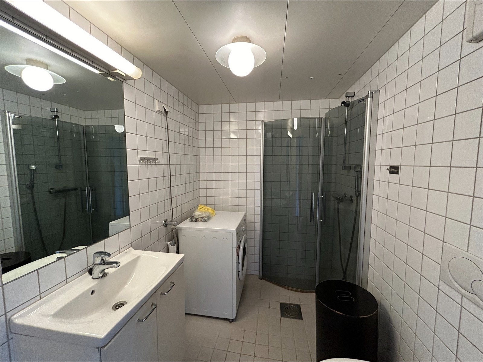 bad - romslig og behagelig bad med vaskemaskin Galleribilde