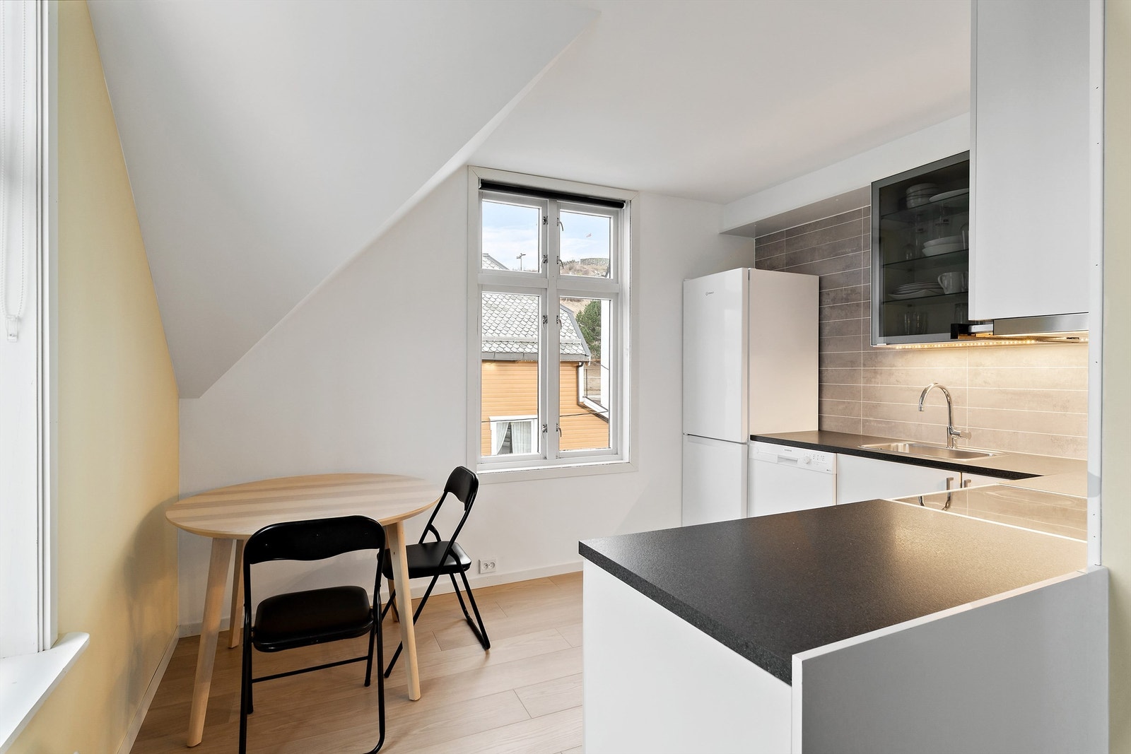 Det er plass til spisebord på kjøkkenet Galleribilde