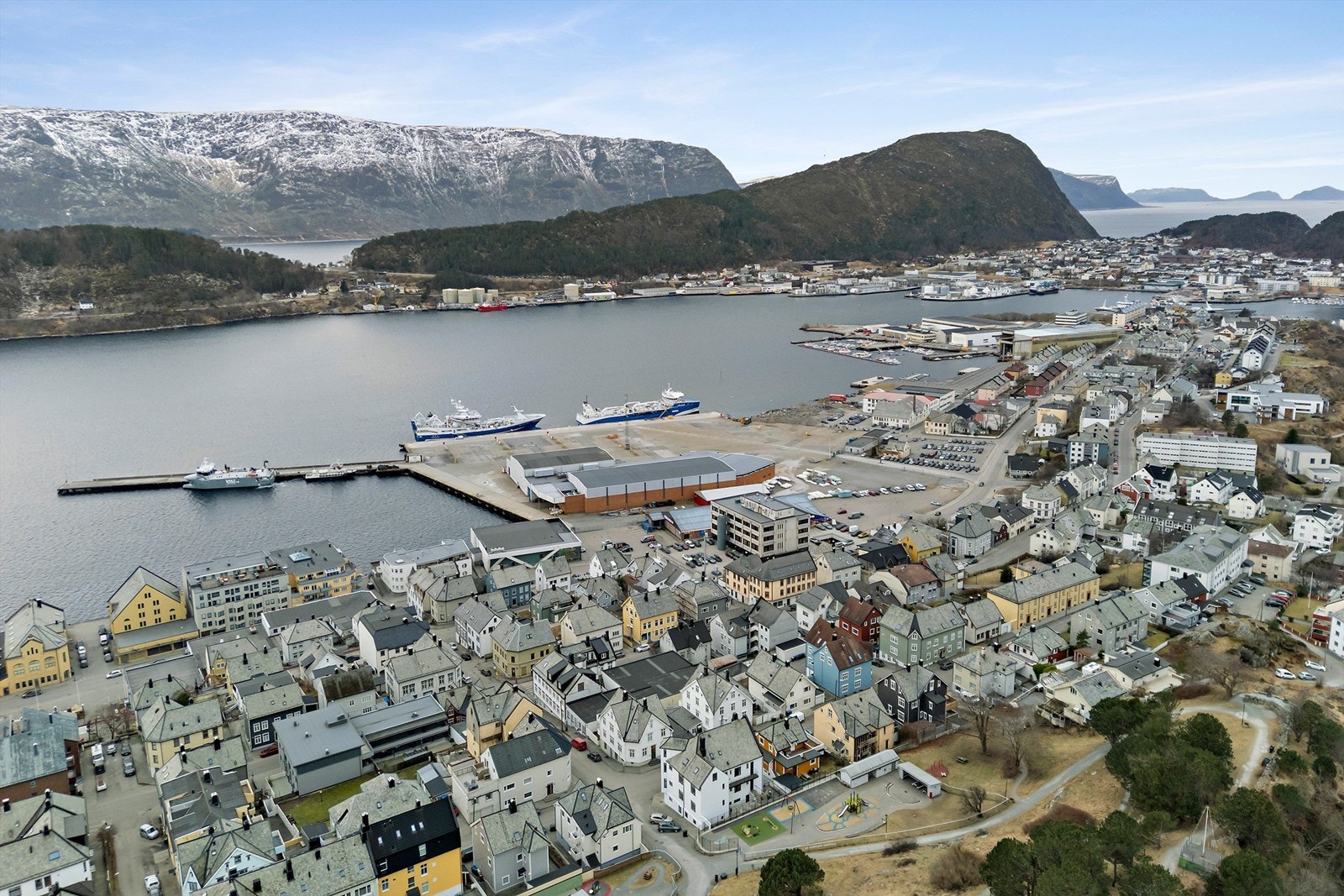 Dronebilde tatt fra nord mot Aspevågen, Skarbøvika og Hessa Galleribilde