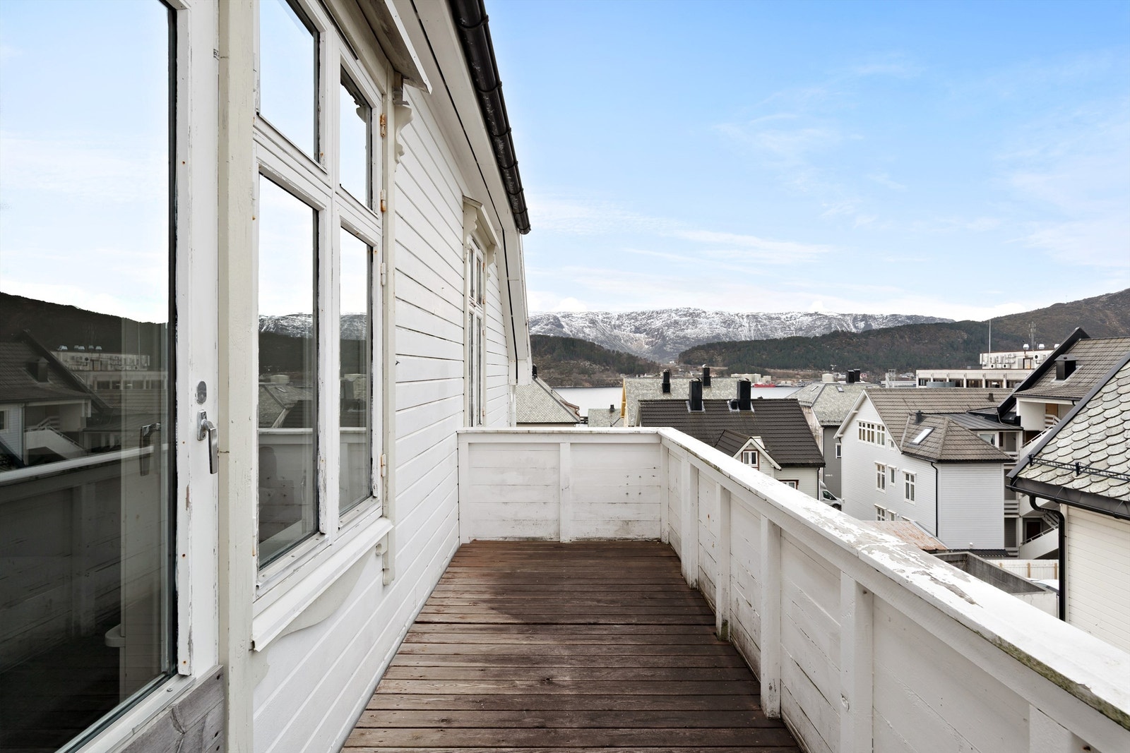 Vestvendt balkong med flott utsikt mot Aspevågen, Hessa og Sulafjellet i syd Galleribilde