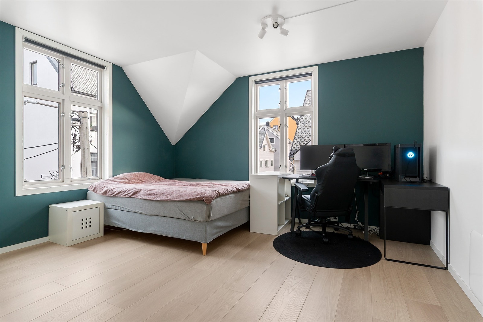 Romslig soverom med god plass til både seng, kontorplass og garderobe Galleribilde