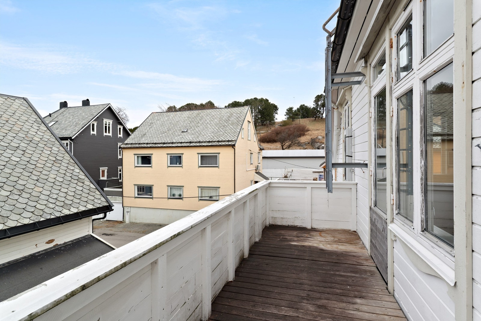 Vestvendt balkong utsikt mot flott friområde på Storhaugen Galleribilde