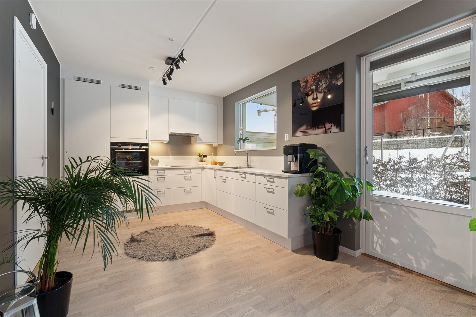 For ekstra trygghet er det installert både vannstoppsystem og komfyrvakt, som bidrar til en sikker og bekymringsfri hverdag. Rommet er også utstyrt med en effektiv kjøkkenventilator med avtrekk ut, som sørger for et friskt og behagelig inneklima. Galleribilde