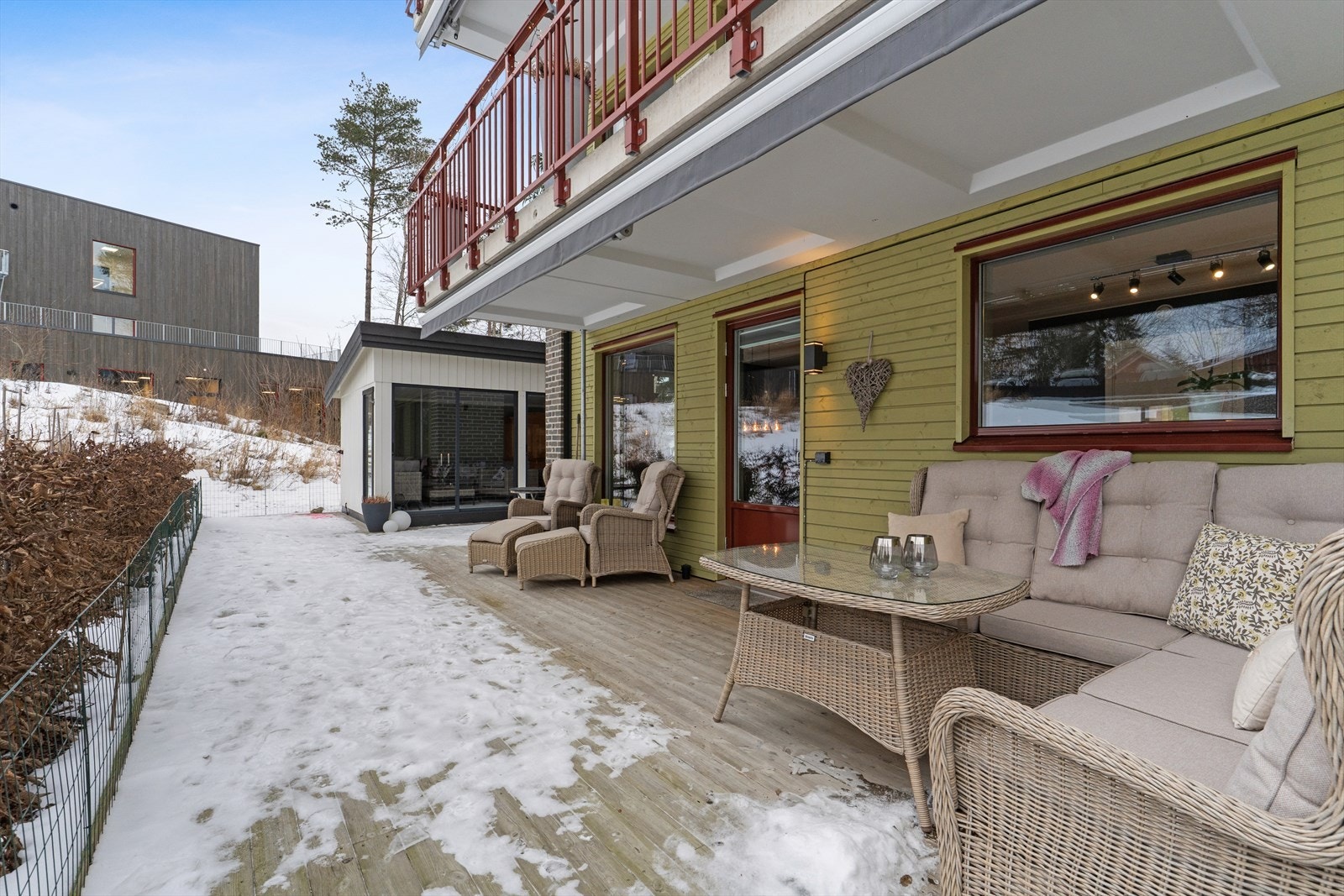 Terrassen delvis overbygget og er perfekt for solrike dager. Galleribilde