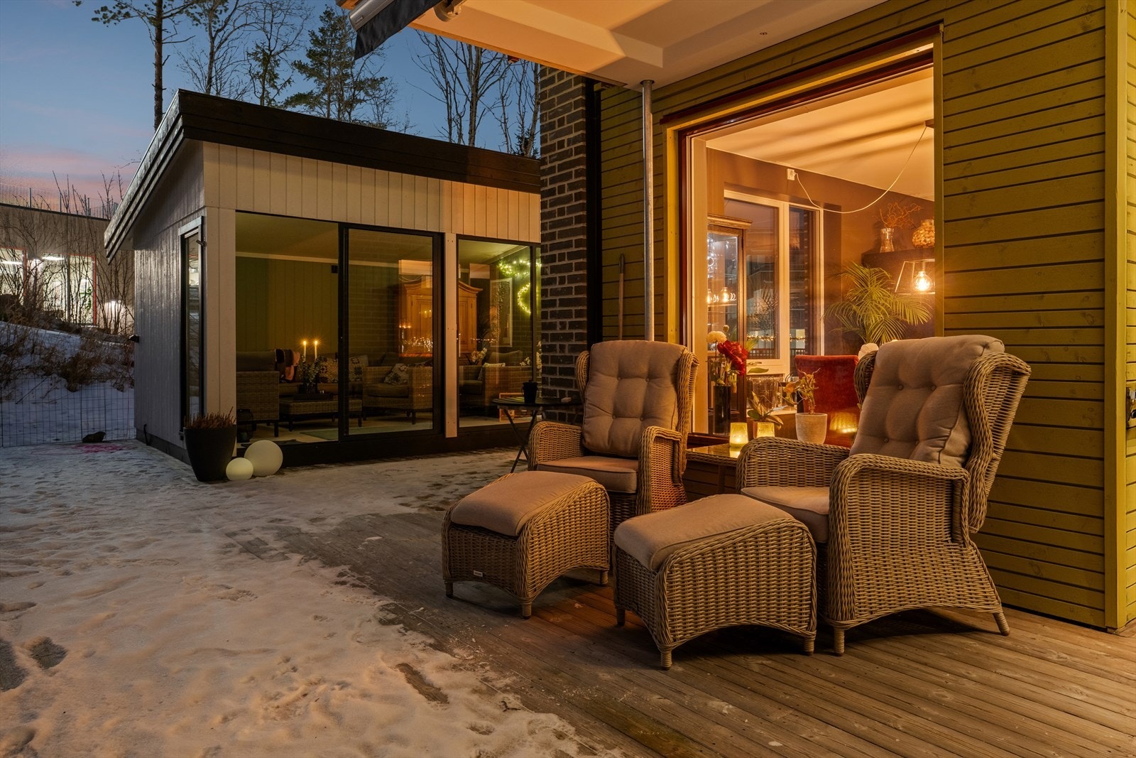 Terrassen har god plass til hagemøbler og egner seg perfekt for solrike dager og hyggelige sosiale sammenkomster. Galleribilde